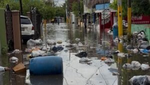 Basura sin recoger y agua acumulada agravan la situación en Madre Vieja Norte