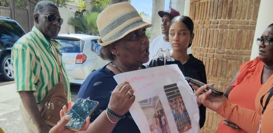 Protesta frente a la embajada rusa expone reclamos de familias dominicanas por hijos atrapados en la guerra